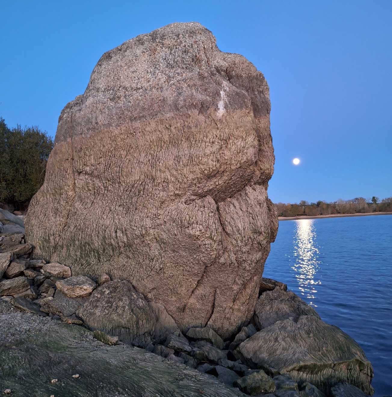 rocher-menir-pareloup-1303x132 rocher lac pareloup